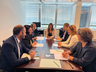 La Ministre Corinne Cahen et son équipe en entretien avec la Commissaire européenne à l'égalité Helena Dalli